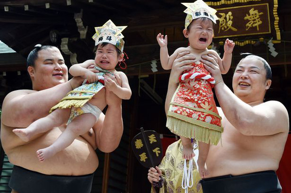 nghi lễ dọa trẻ con khóc tại Nhật Bản