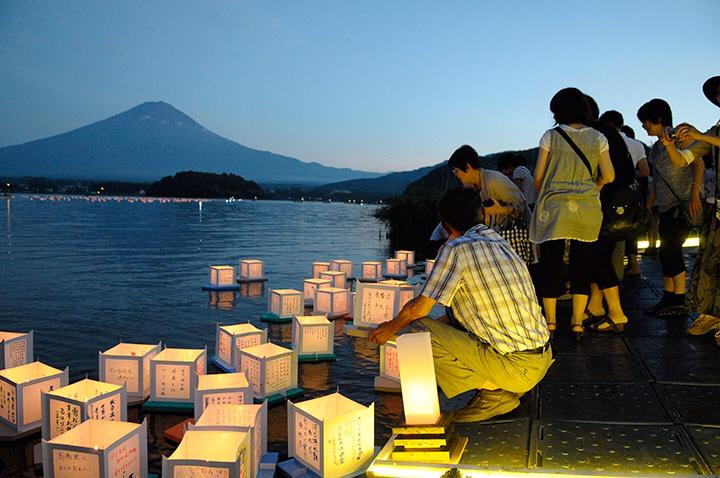 nghi thức thả đèn lồng và thuyền giấy trong lễ hội obon Nhật Bản