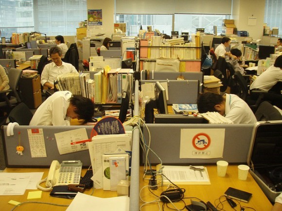 áp lực công việc và văn hóa làm việc không ngừng nghỉ tại Nhật Bản